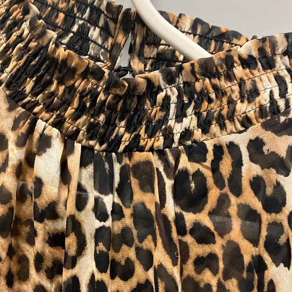Leopard print blouse with mock turtleneck and key hole opening in  back size L - Picture 2 of 5